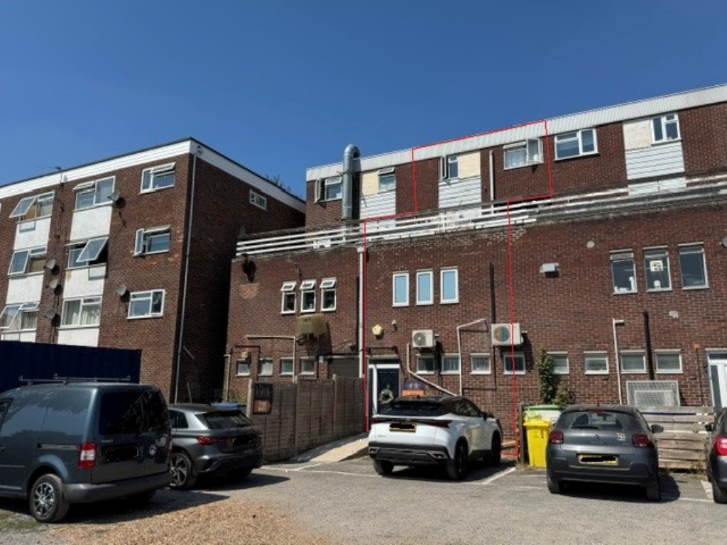 Lot: 89 - FREEHOLD FOUR STOREY MIXED COMMERCIAL AND RESIDENTIAL INVESTMENT - Rear View of the Block and Car Park